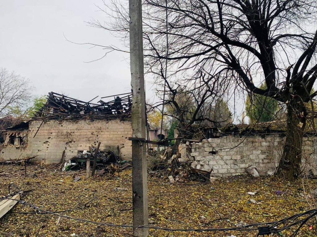 Есть погибший и раненые: оккупанты ударили по школе и частным домам в Покровске (ФОТО)