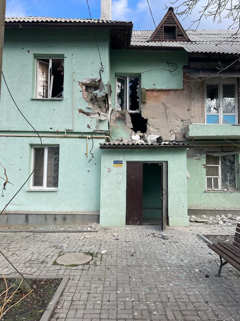 Россияне попали ракетой в жилой дом в Курахово, один человек травмирован (ФОТО) 2