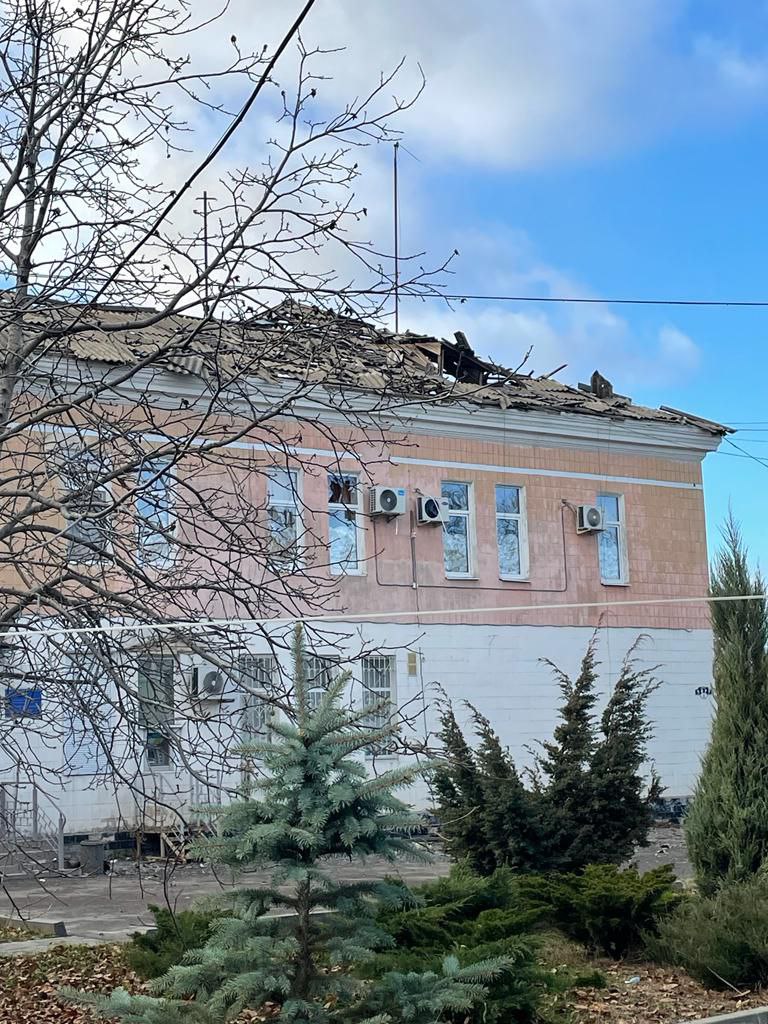 Россияне попали ракетой в жилой дом в Курахово, один человек травмирован (ФОТО) 1