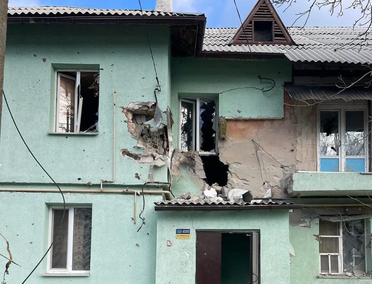 Россияне попали ракетой в жилой дом в Курахово, один человек травмирован (ФОТО)
