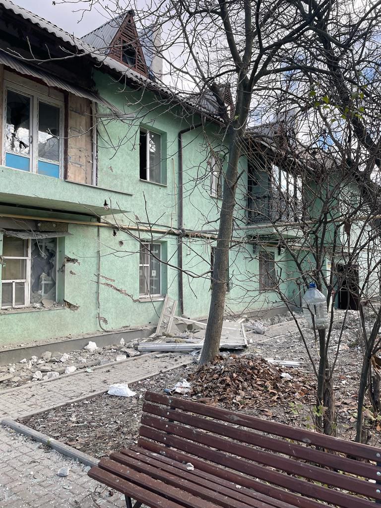 Росіяни поцілили ракетою в житловий будинок у Кураховому, одна людина травмована (ФОТО) 3