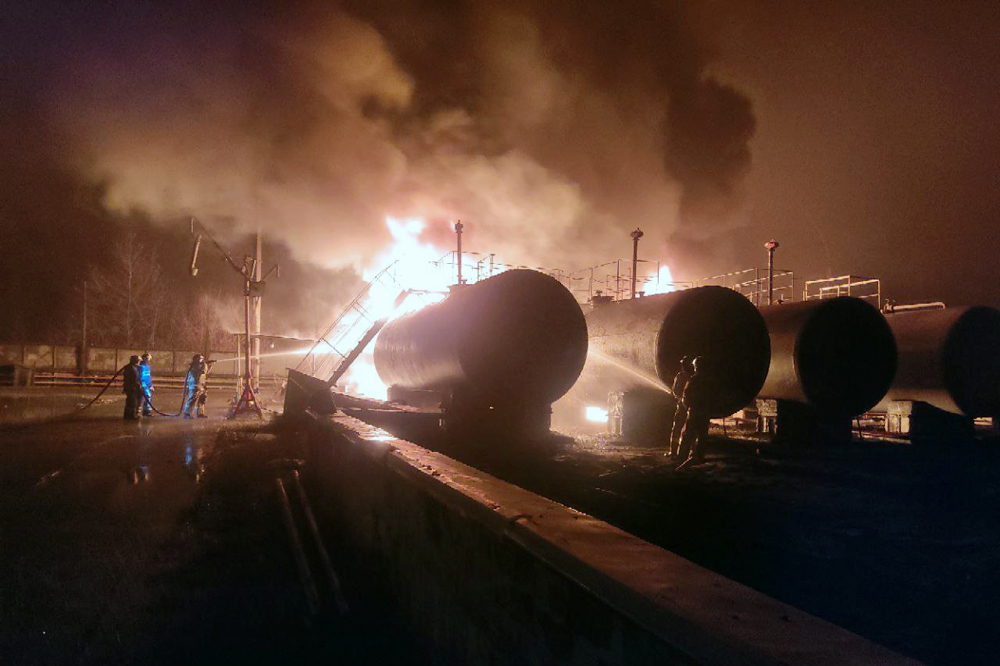 Макіївка: в окупованому місті обстріляли нафтобазу, деякі цистерни згоріли