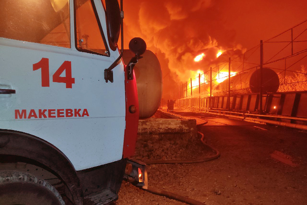 В оккупированной Макеевке обстреляли нефтебазу, некоторые цистерны сгорели (ФОТО)