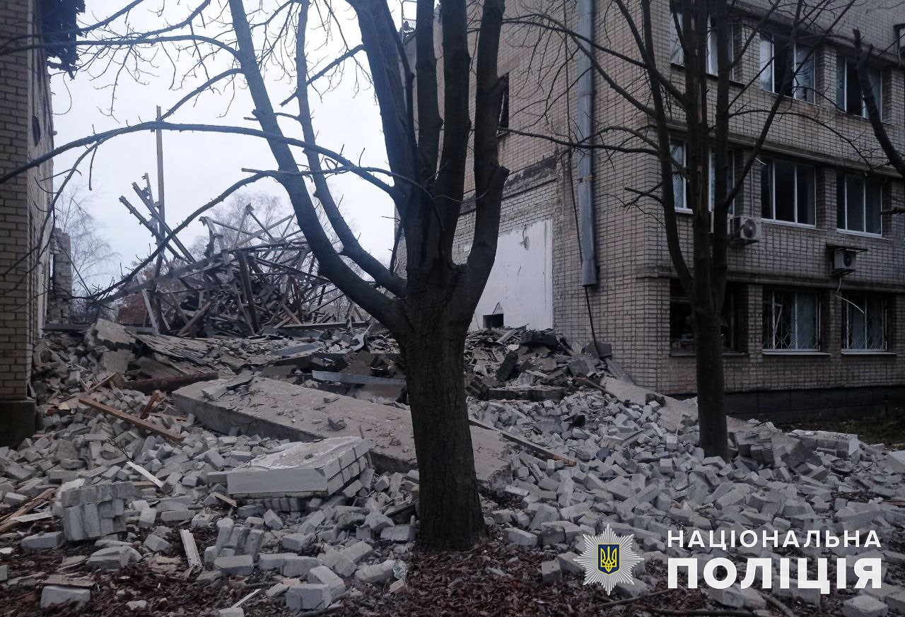 Окупанти влучили по кількох житлових будинках на Донеччині та поранили 4 цивільних (зведення за добу) 3