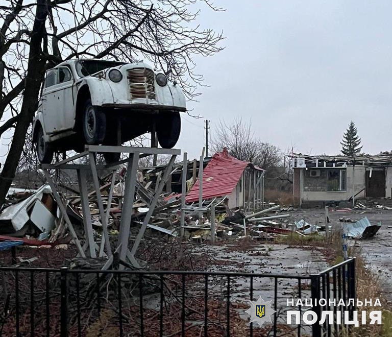 Окупанти влучили по кількох житлових будинках на Донеччині та поранили 4 цивільних (зведення за добу) 4
