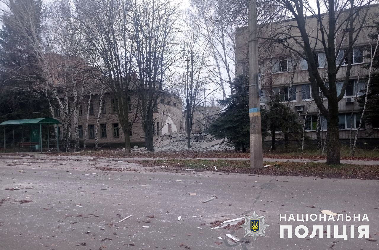 Окупанти влучили по кількох житлових будинках на Донеччині та поранили 4 цивільних (зведення за добу) 7