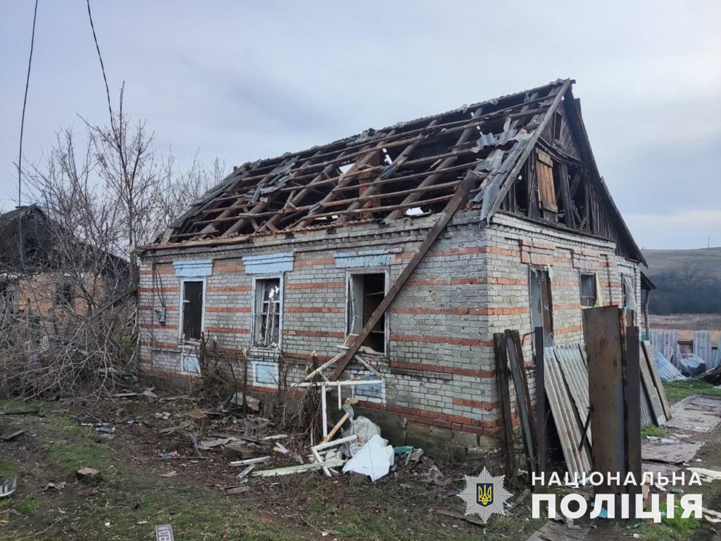 Оккупанты попали по нескольким жилым домам в Донецкой области и ранили 4 гражданских (сводка за сутки)