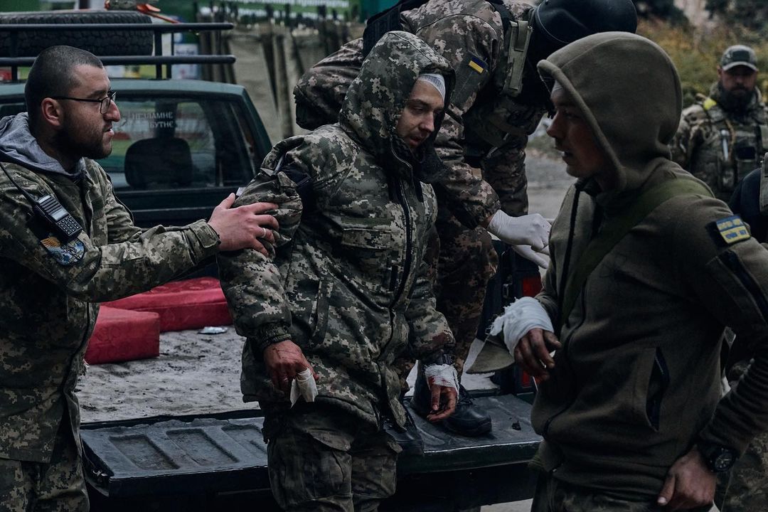 поранені українські військові біля госпіталя в Бахмуті