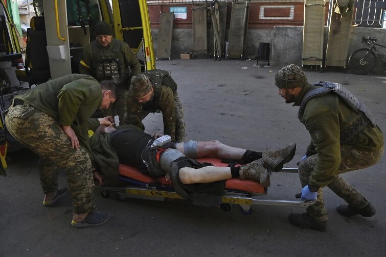 поранений український військовий біля госпіталя в Бахмуті