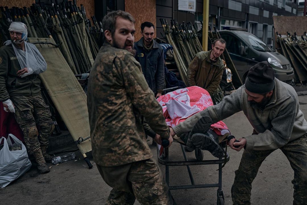 поранений український військовий на каталці в Бахмуті