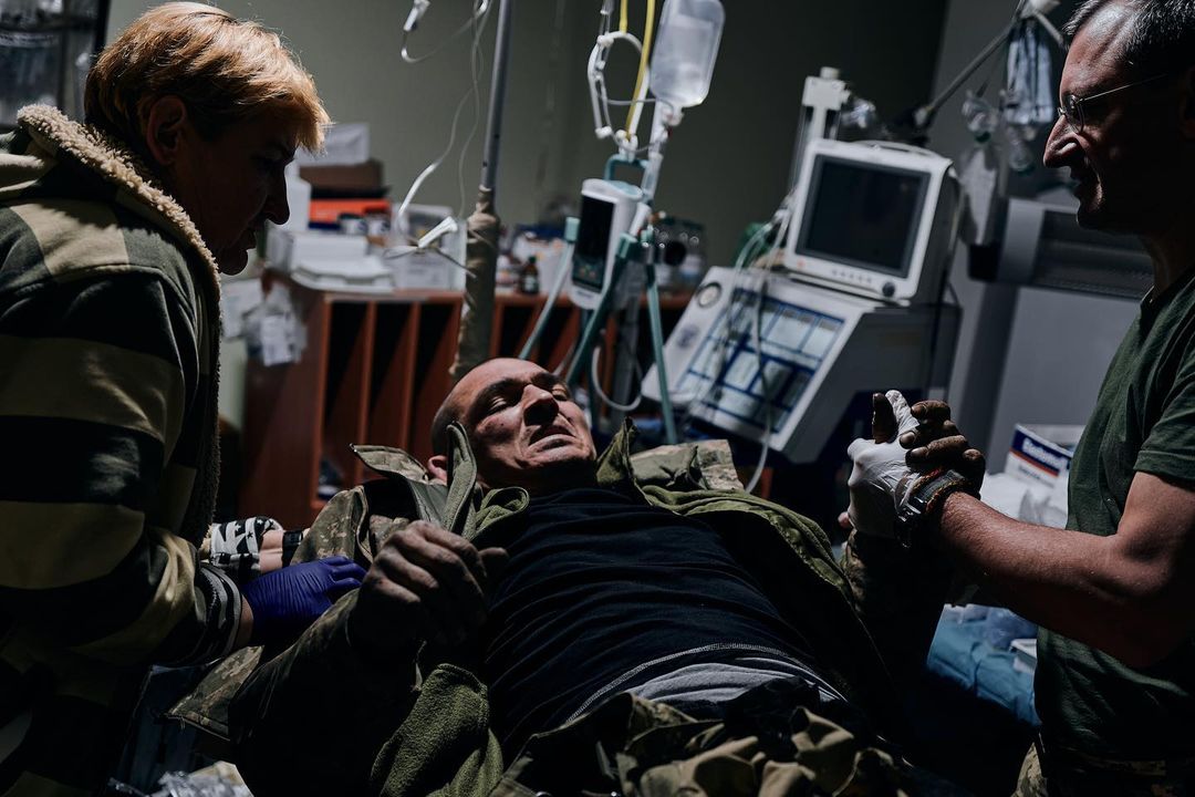 поранений український військовий на операційному столі в Бахмуті