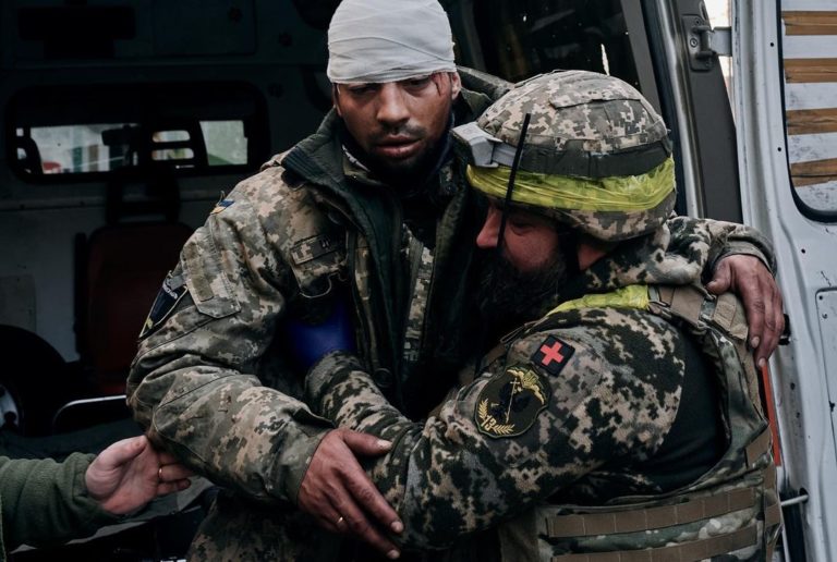 Ціна, яку платять ЗСУ за звільнення Бахмутського району. Фотожурналісти показали госпіталь у Бахмуті (ФОТО)