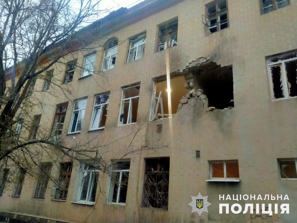 Торецкую больницу обстреляли из артиллерии и “Градов”, пострадала и церковь на территории (ФОТО)