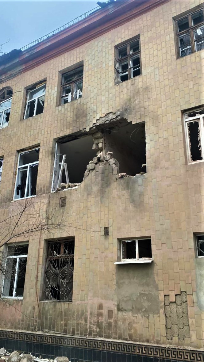 пошкоджена обстрілами РФ лікарня в Торецьку