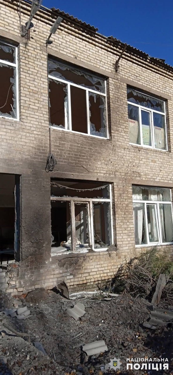 пошкоджена обстрілами будівля в Донецькій області
