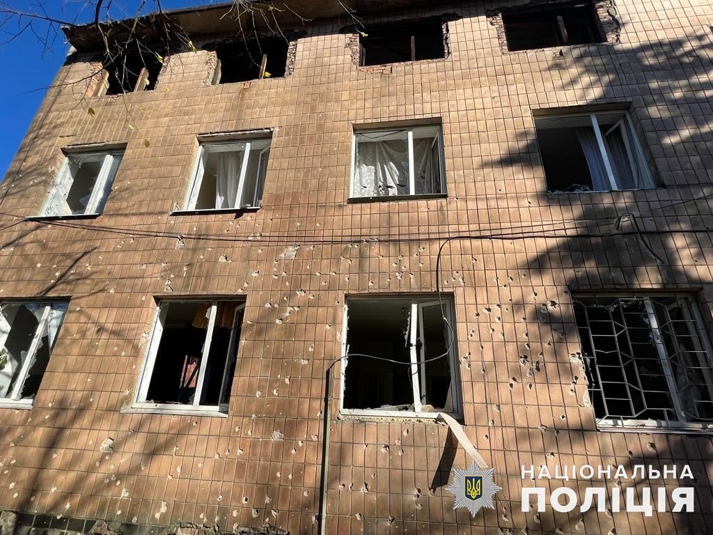пошкоджена обстрілами будівля в Донецькій області