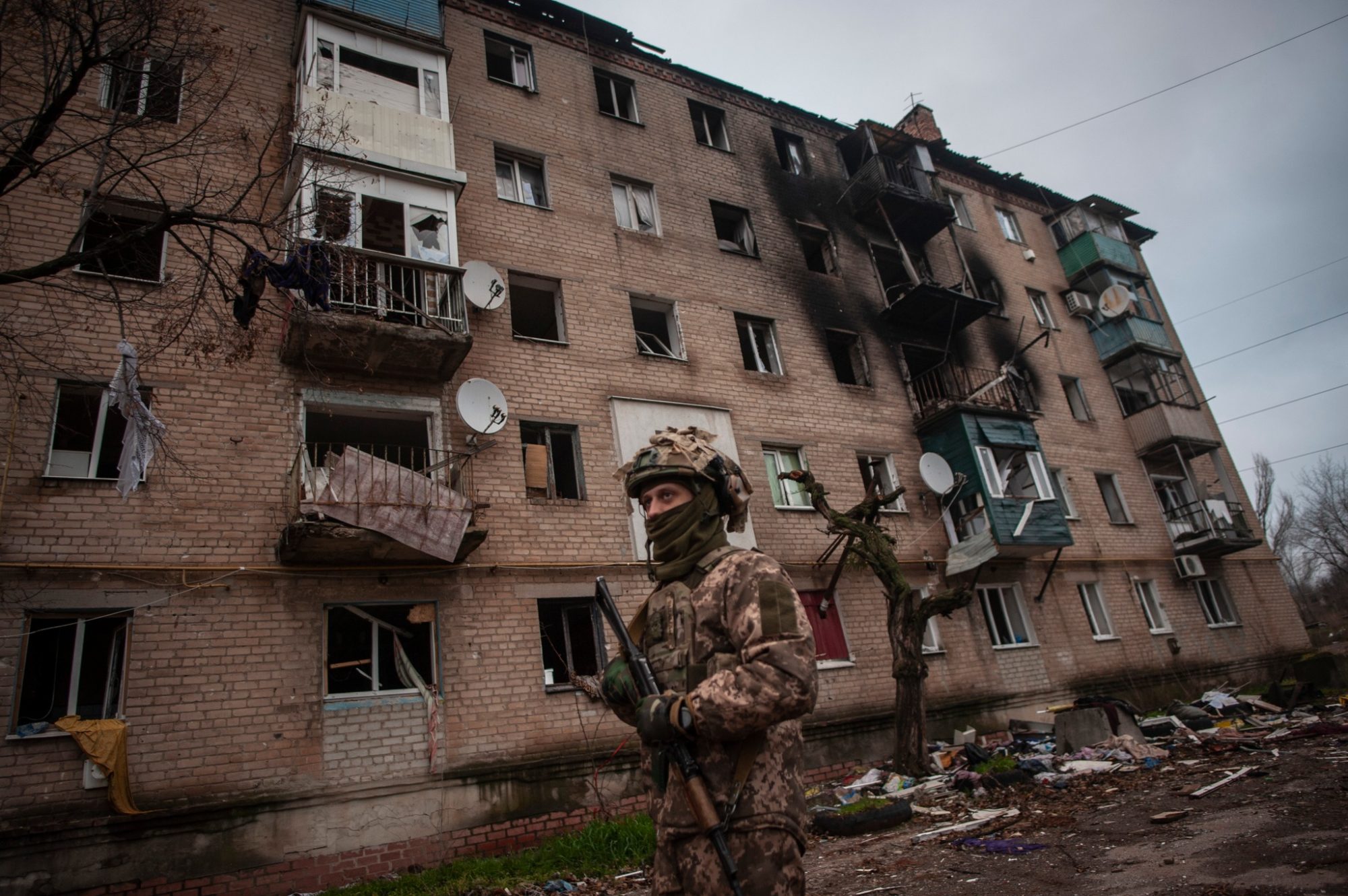 пошкоджений російськими обстрілами будинок в Соледарі