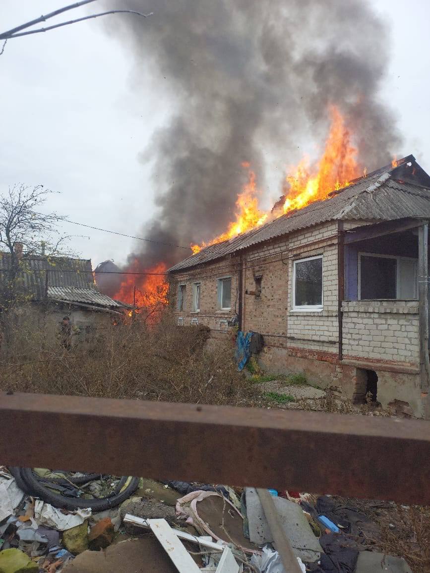 Бахмут палає від обстрілів: рятувальники весь день гасили пожежі, у вогні загинув цивільний 1