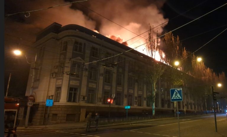 В окупованому Донецьку після нічного обстрілу горіла будівля управління залізницею (ВІДЕО)