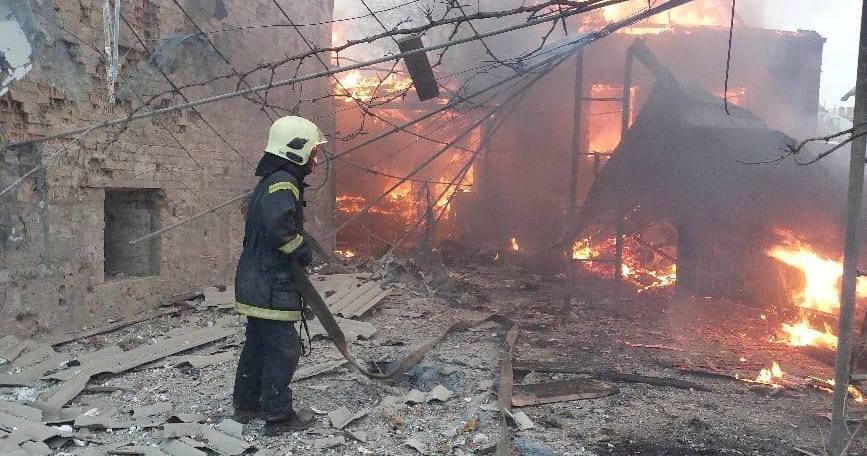 Бахмут пылает от обстрелов: спасатели весь день тушили пожары, в огне погиб гражданский