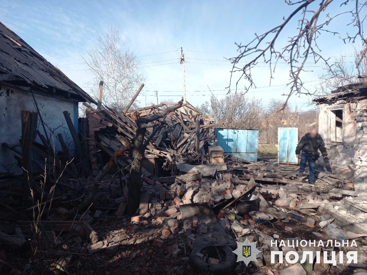 розбомблене подвір'я в Донецькій області