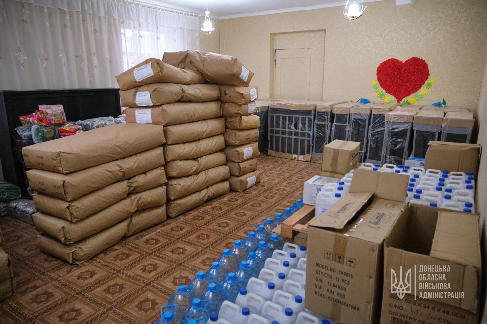 склад гуманітарної допомоги у пункті незламності в Донецькій області