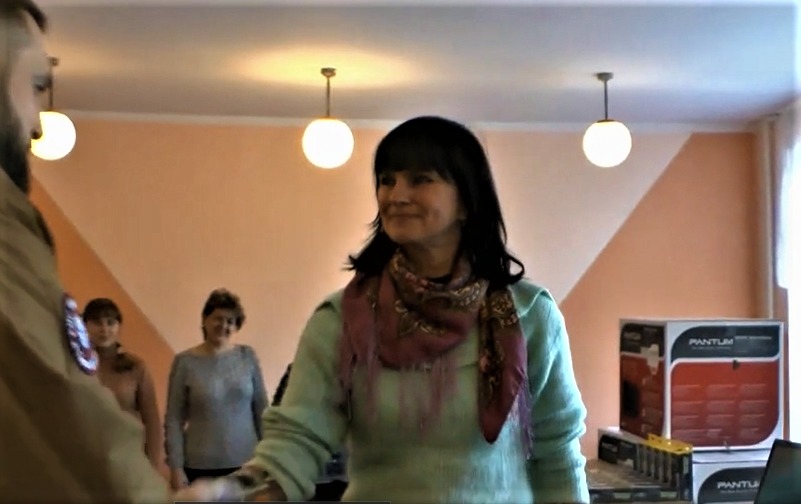 вчительки отримують оргтехніку від окупантів в окупованому Миронівському