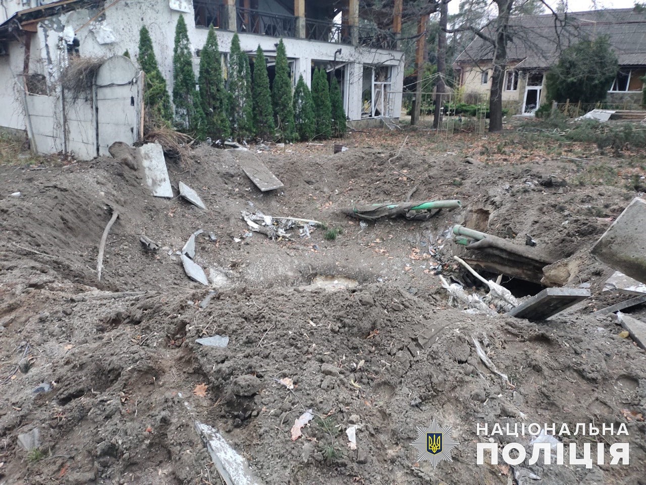 вирва біля пошкодженої обстрілами будівлі у Святогірську