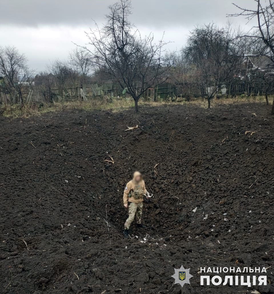 вирва на місці обстрілу в Донецькій області