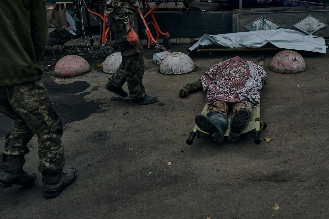 загиблий український військовий на ношах в Бахмуті 2