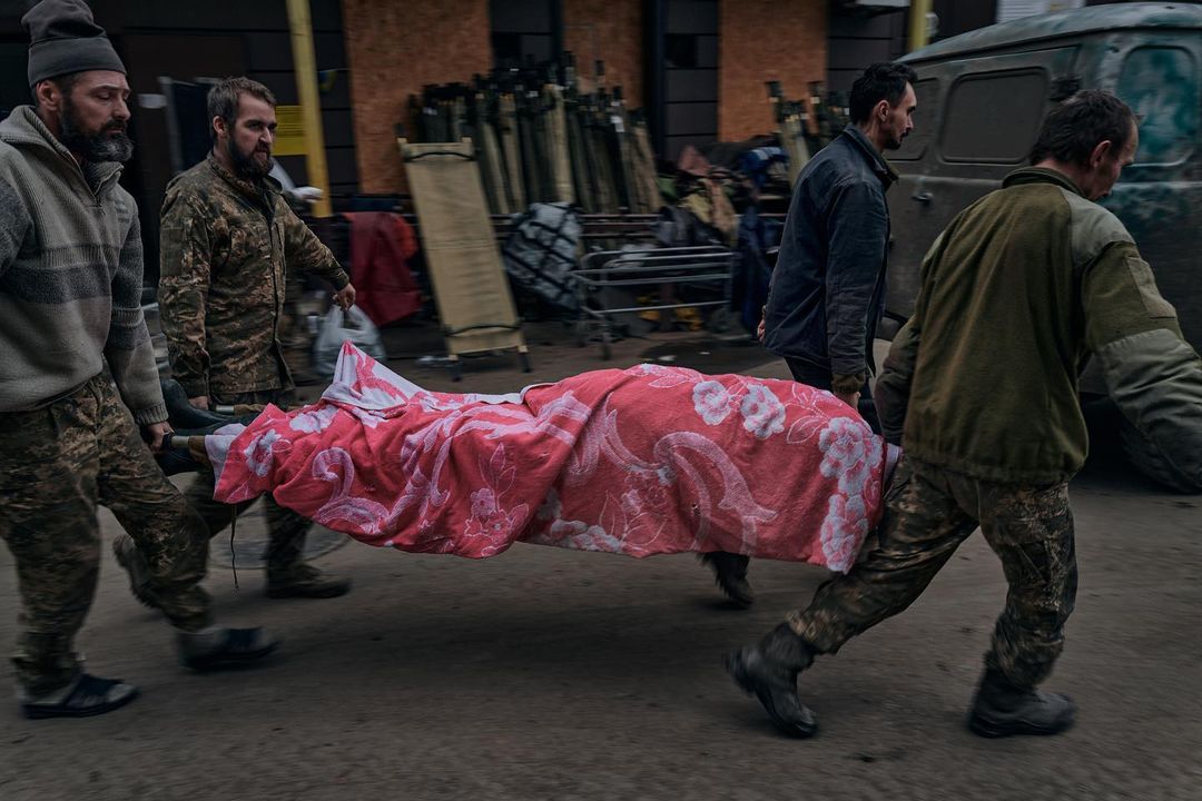 загиблий український військовий на ношах в Бахмуті
