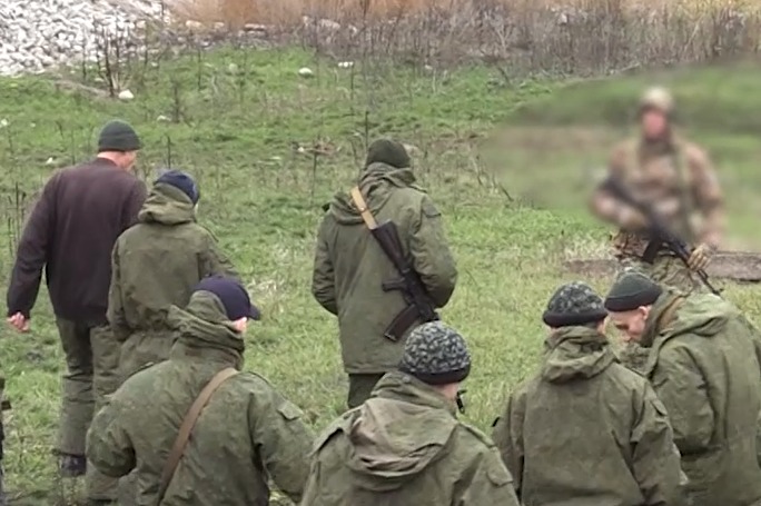На окупованій Донеччині готують до війни проти України другу партію засуджених “добровольців” (ВІДЕО)