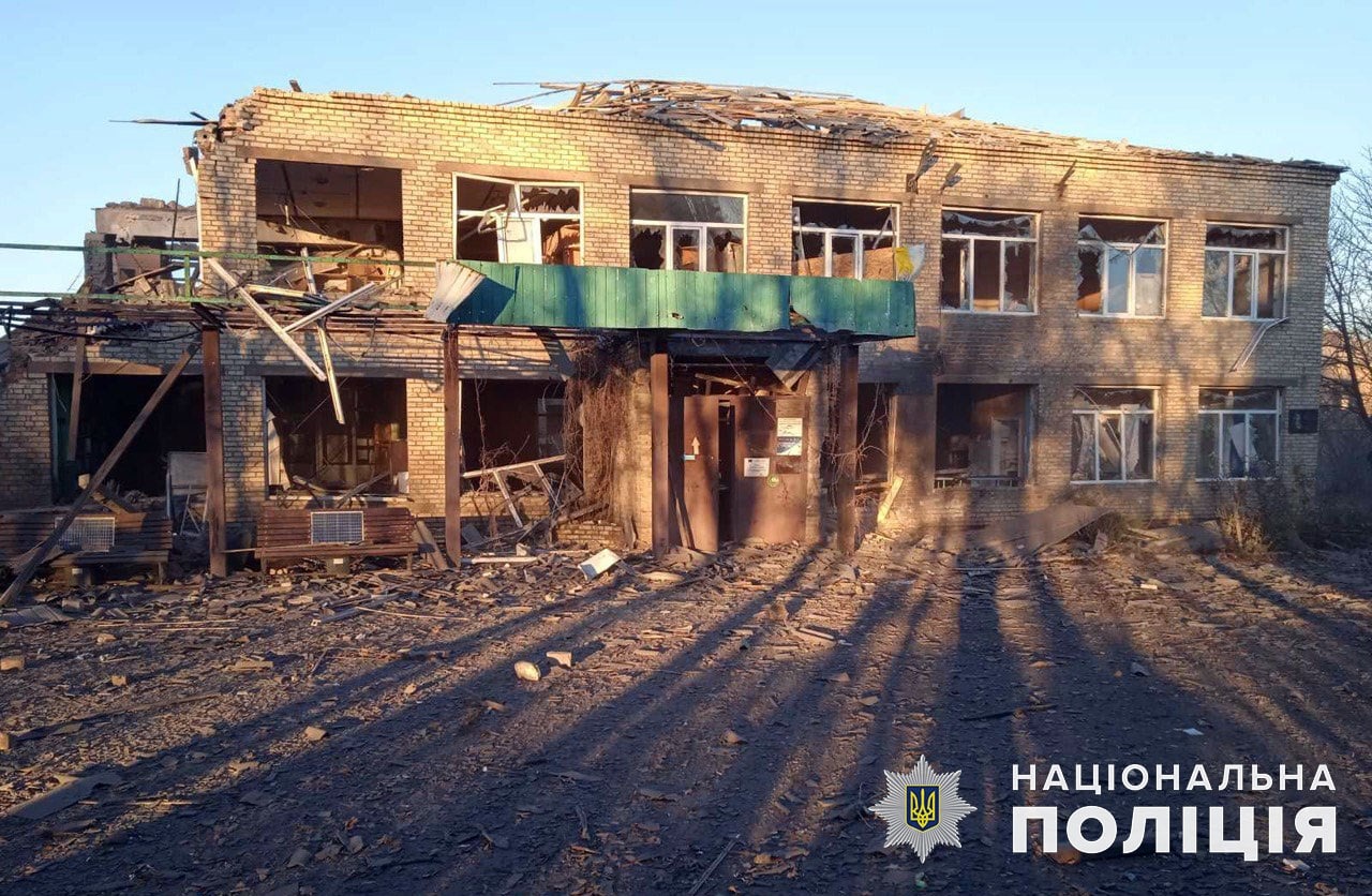 зруйнована обстрілами Росії будівля в Донецькій області — копия