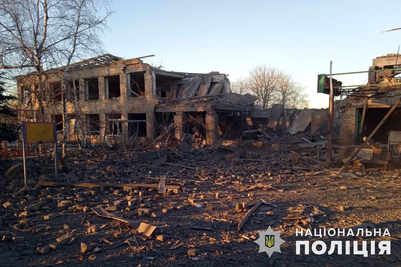 зруйновані обстрілами Росії будівлі в Донецькій області — копия