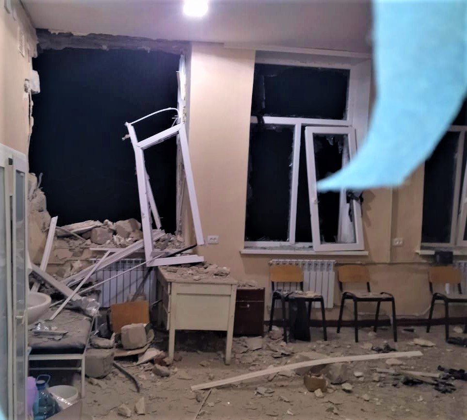 зруйнований обстрілом Росії кабінет лікарні у Торецьку