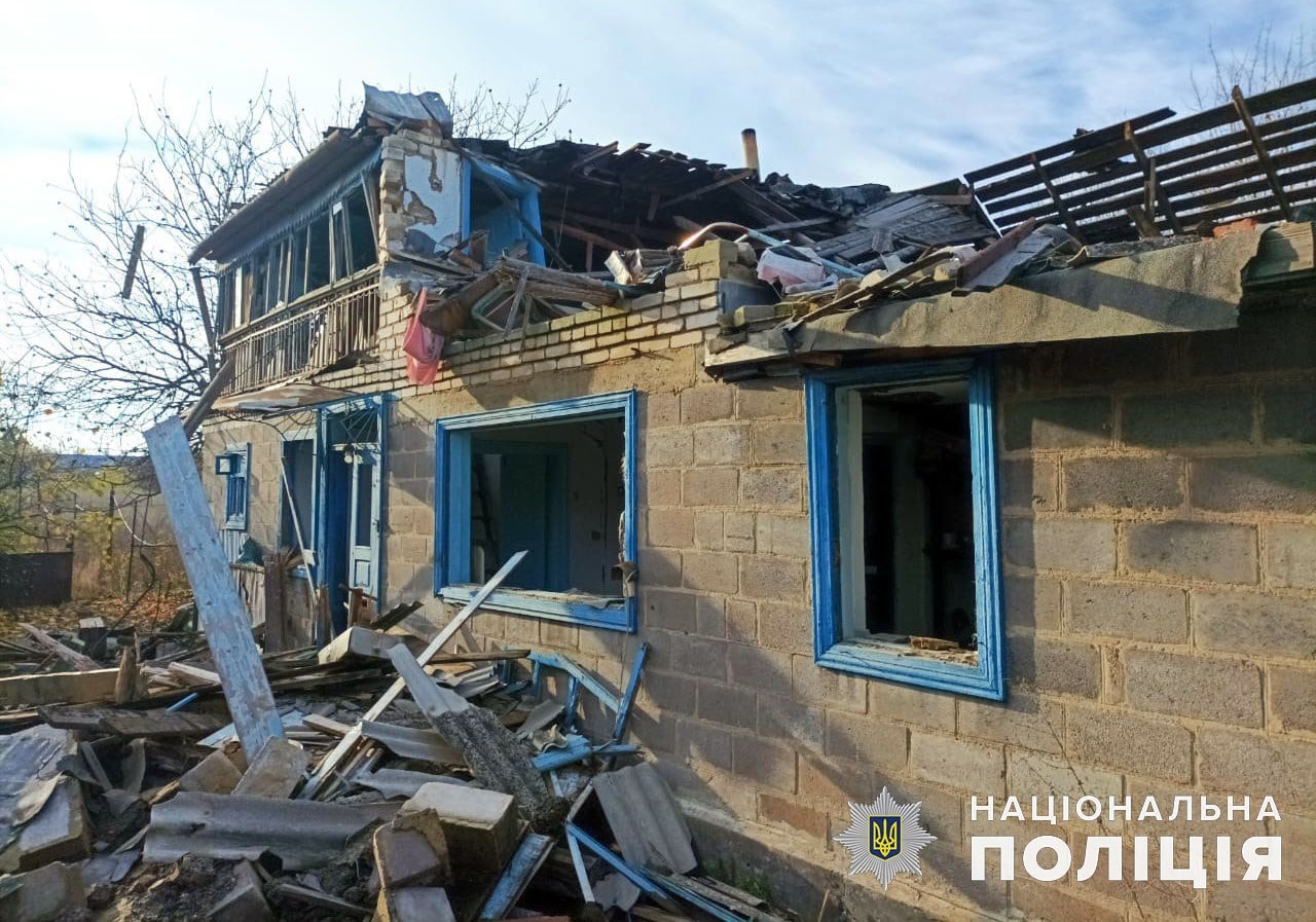 зруйнований приватний будинок внаслідок обстрілу Росії в Донецькій області 5