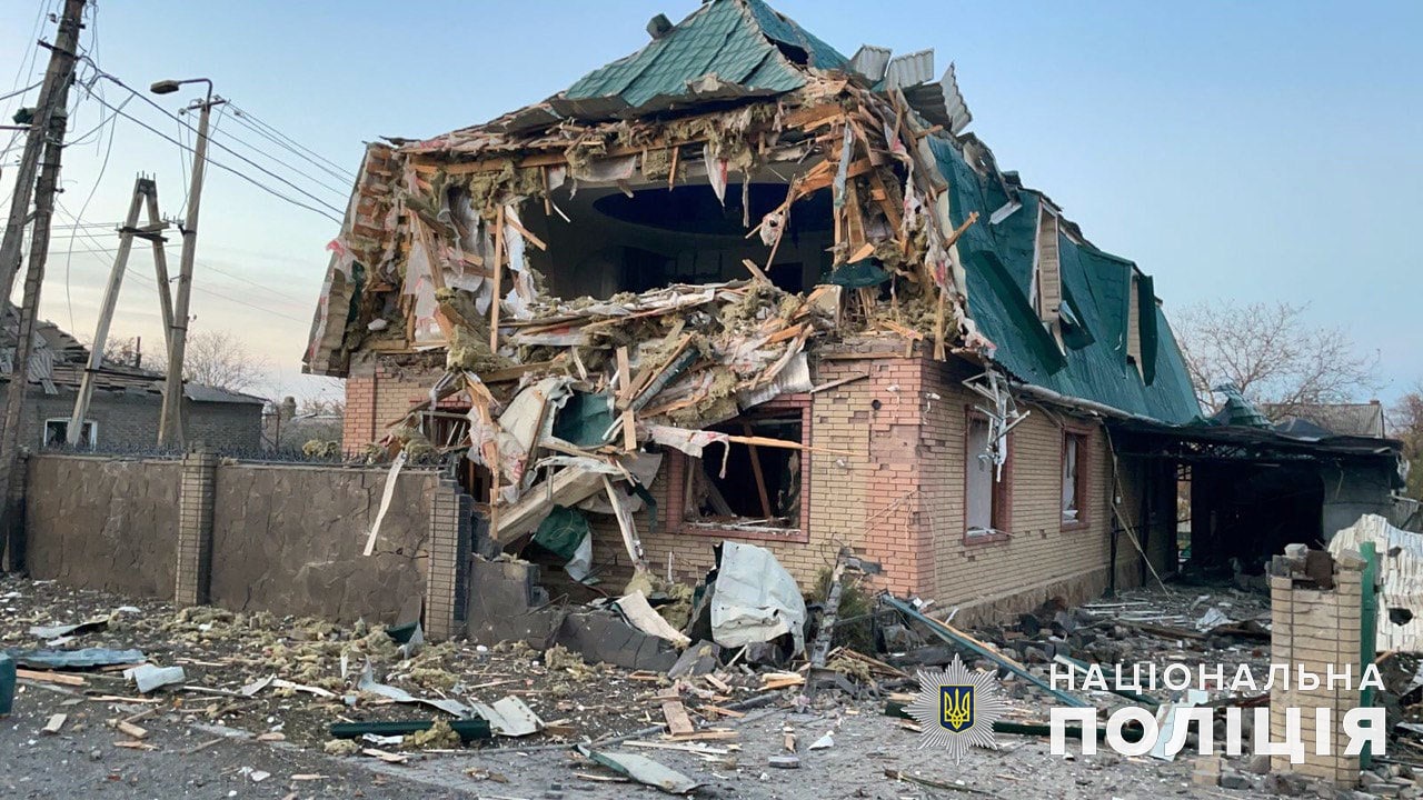 зруйнований приватний будинок внаслідок обстрілу Росії в Донецькій області