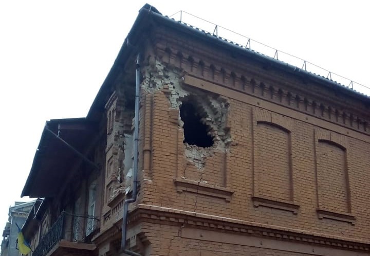 Оккупанты обстреляли историческое здание Бахмутской школы искусств: детали