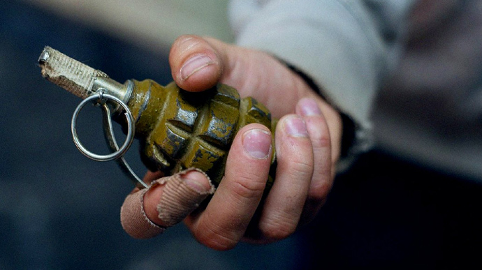 В Доброполье мужчина бросил гранату в подъезд, чтобы напугать экс-жену. Его задержали