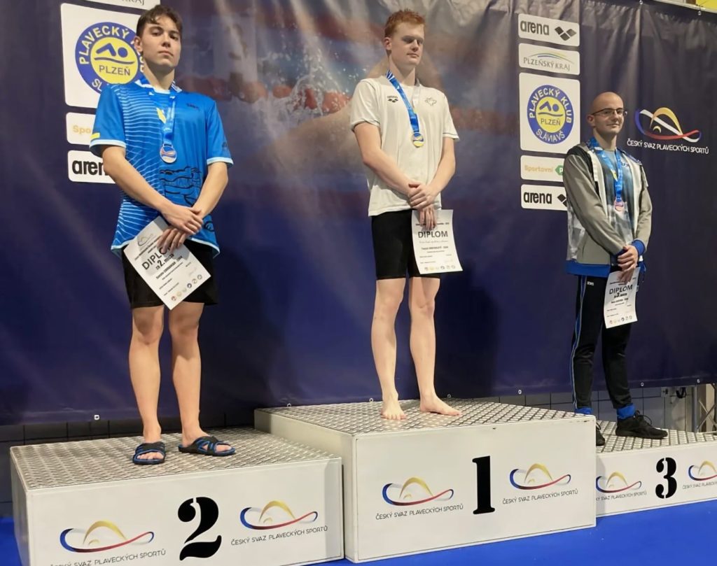 Спортсмен з Маріуполя виборов два “срібла” і “бронзу” на чемпіонаті Чехії з плавання