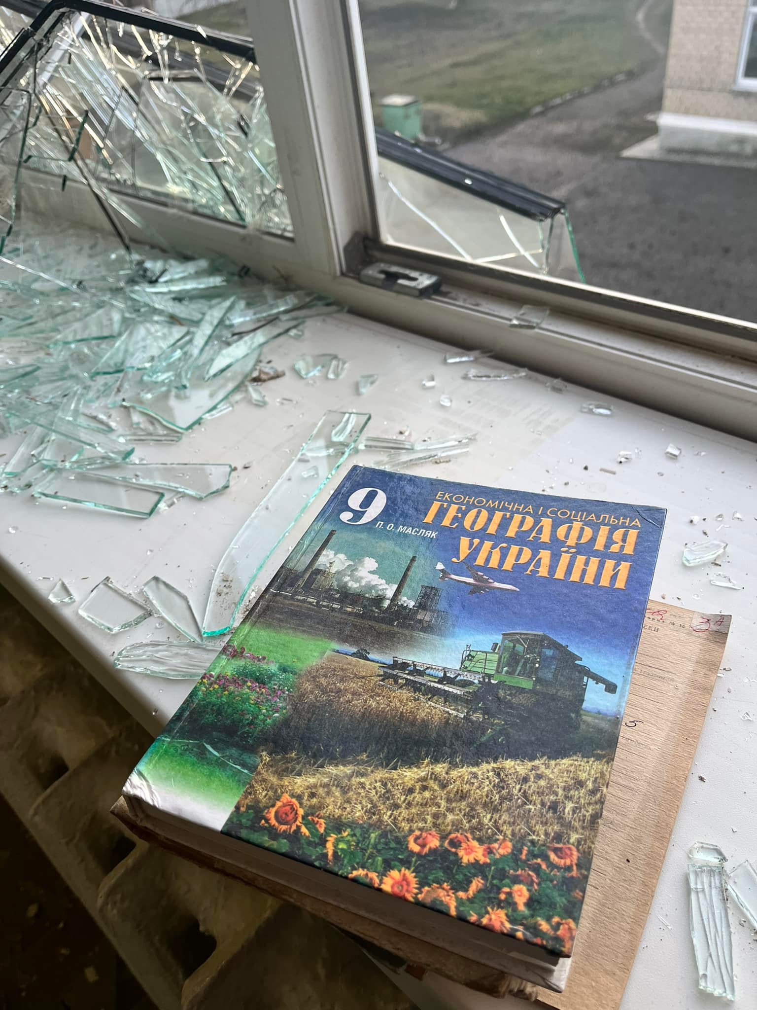 Росіяни вгатили ракетами по Краматорську, пошкоджені кілька десятків житлових будинків (ФОТО) 5