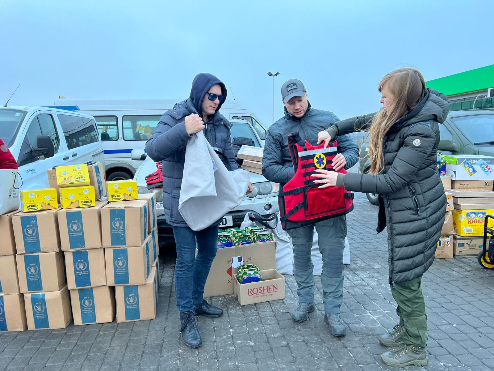 Изображение к публикацииМедикам, спасающим жизнь на Донетчине, передали бронежилеты (ФОТО)