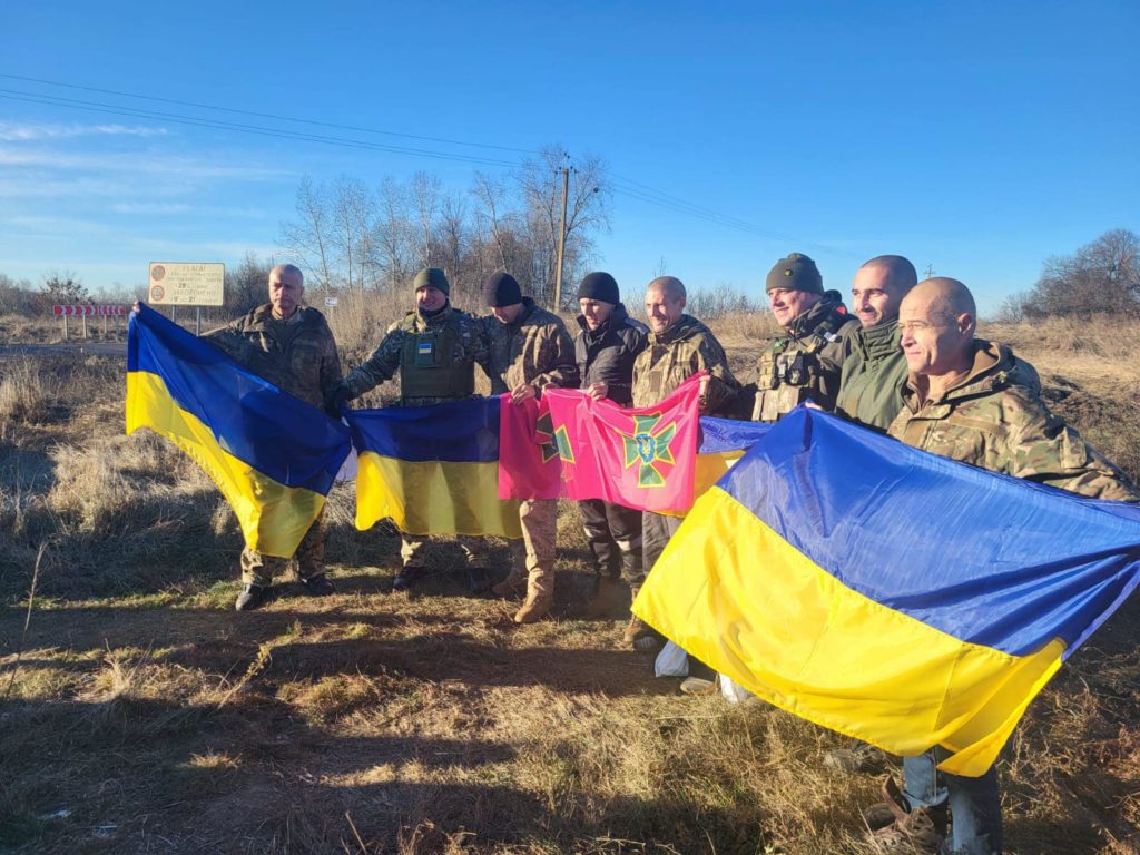 Україна звільнила з російського полону 60 воїнів, більшість із них — захисники Маріуполя (ФОТО, ВІДЕО)