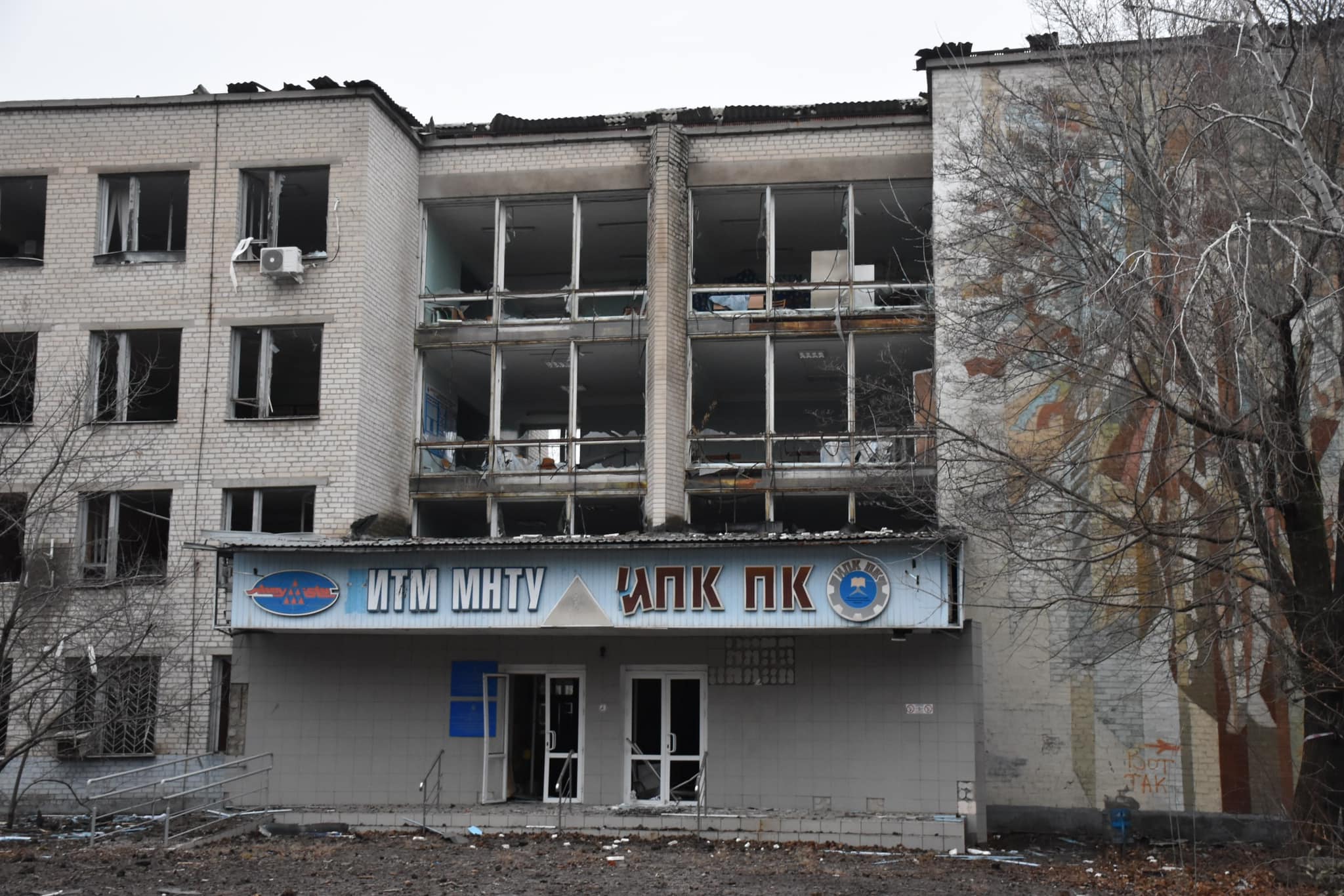 Взрывы в Краматорске: разрушено здание одного из учебных заведений (ФОТО, ВИДЕО, ОБНОВЛЕНО) 4
