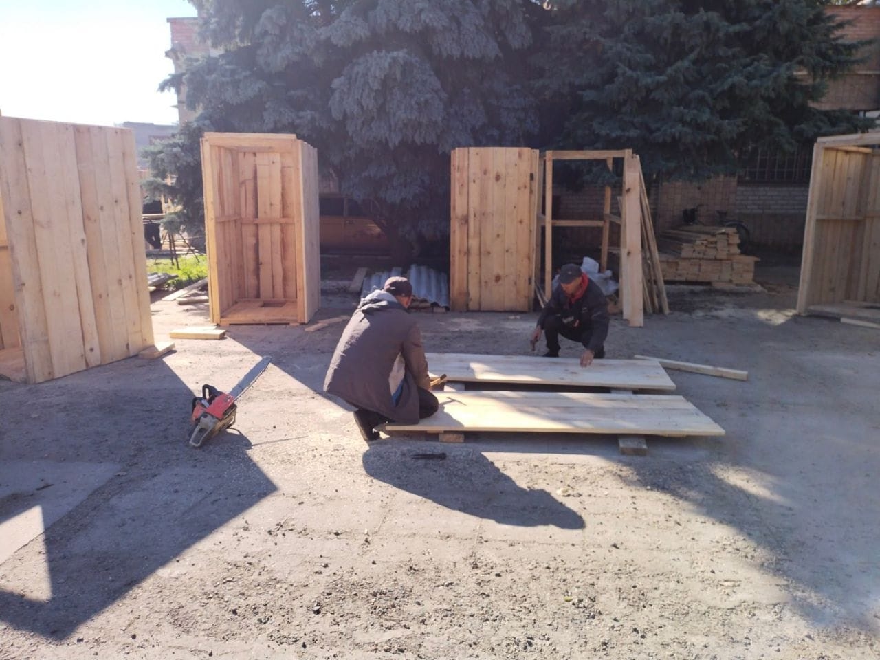 Жителям Торецької громади видали понад 2 тисячі обігрівачів, дрова та вугілля, а на вулицях будують дерев’яні туалети (ФОТО) 4