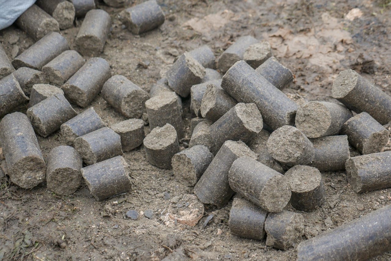 В Бахмут привезли первую партию топливных брикетов. Их выдают тем, кто раньше уже получал уголь (ФОТО) 1