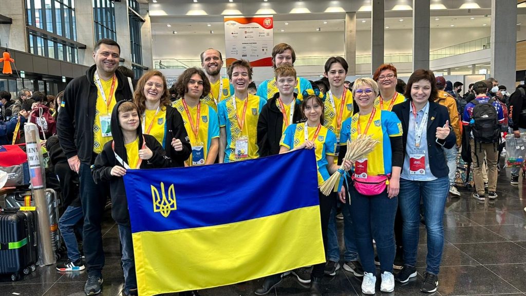 За две недели робототехники из Донетчины побывали на двух международных соревнованиях и стали первыми в Таллинне (ФОТО, ВИДЕО)