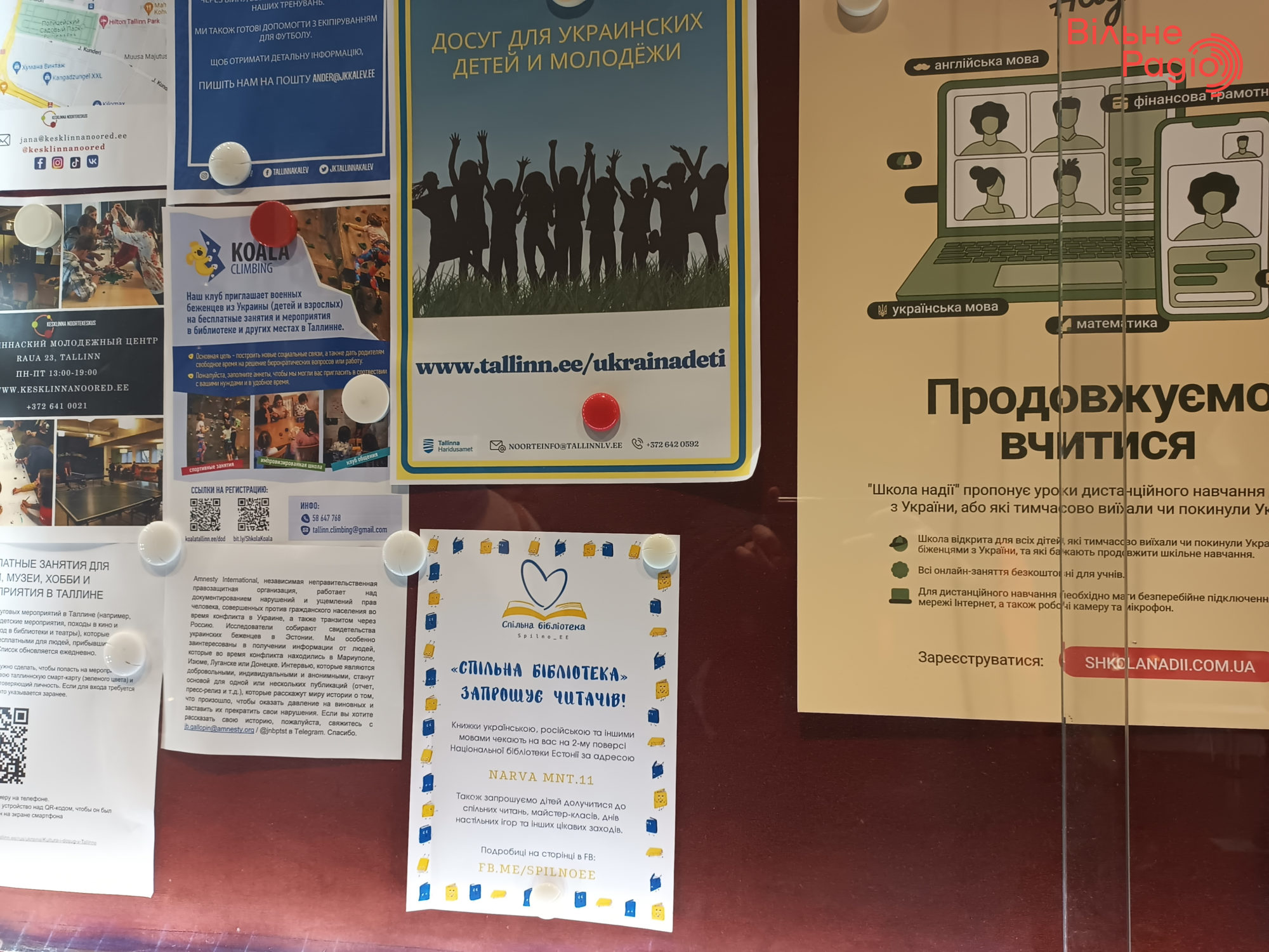 Інформаційні плакати для біженців з України на борту естонського корабля