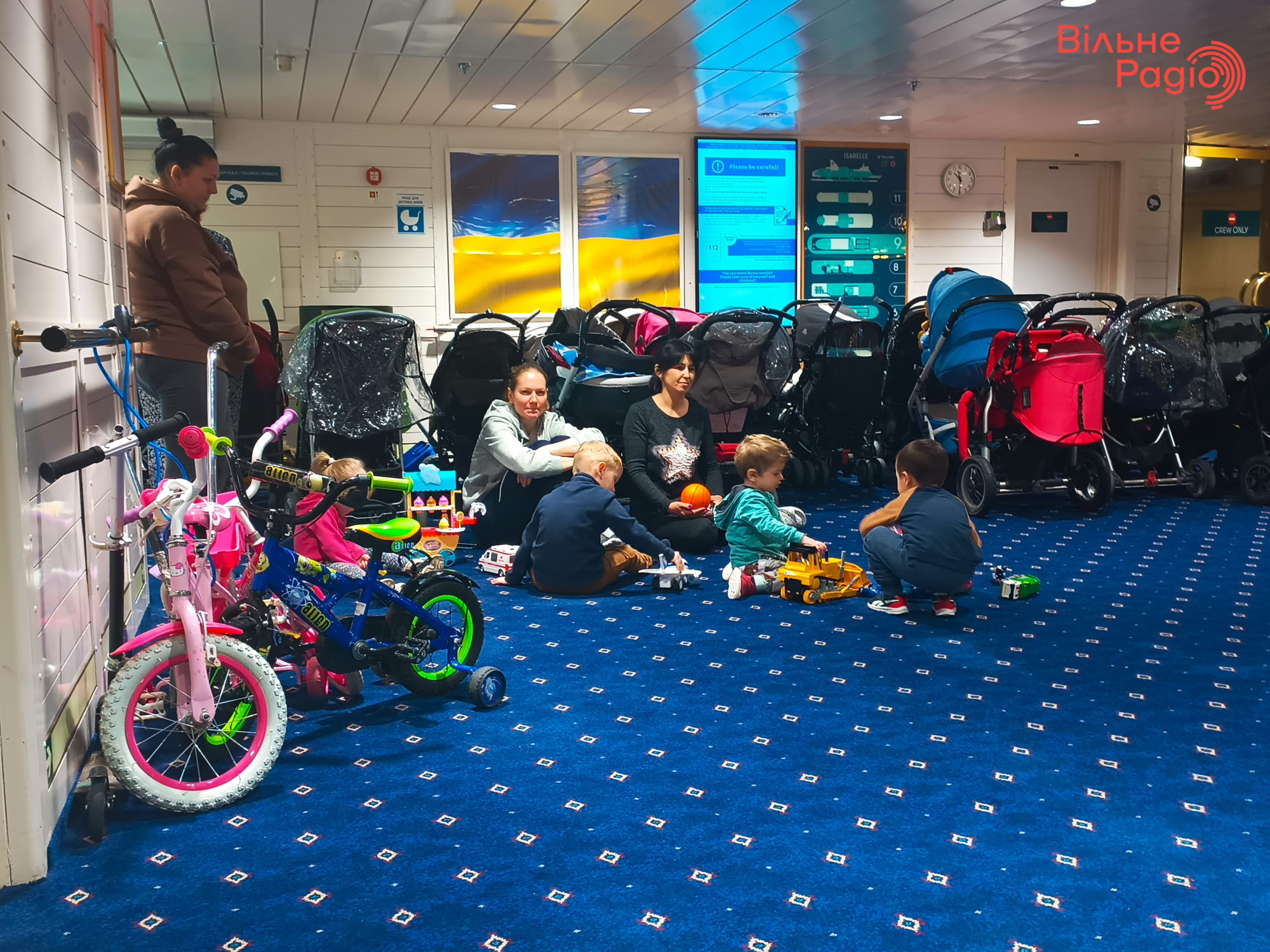 Мами з дітьми, які прибули на борт естонського корабля "Ізабель" з України