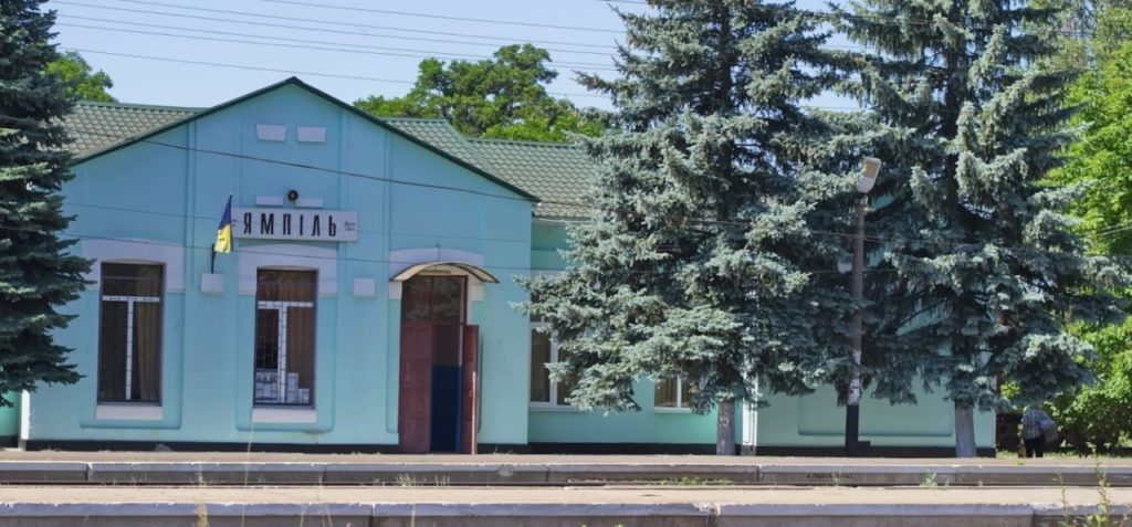 Россияне обстреляли центр Ямполя, ранили не менее 3 жителей